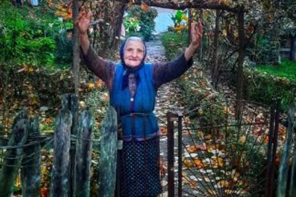 BAKA MIRJANA SA PUNIH 98 GODINA ŽIVI SAMA U KUĆI NA BRDU: Snimak kako dočekuje goste SLOMIO SRCA MNOGIMA (VIDEO)