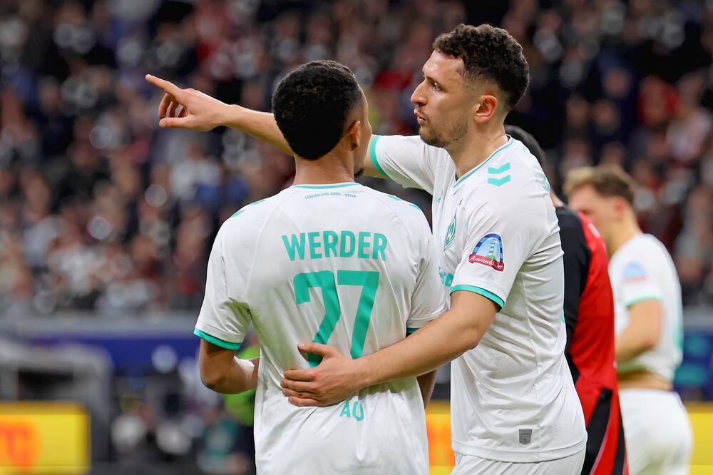 Miloš Veljković i Feliks Agu u razgovoru tokom meča protiv Ajntrahta