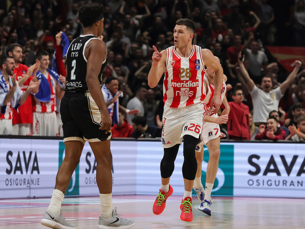 Nemanja Nedović u duelu sa Zekom Ledejom na meču protiv Partizana 