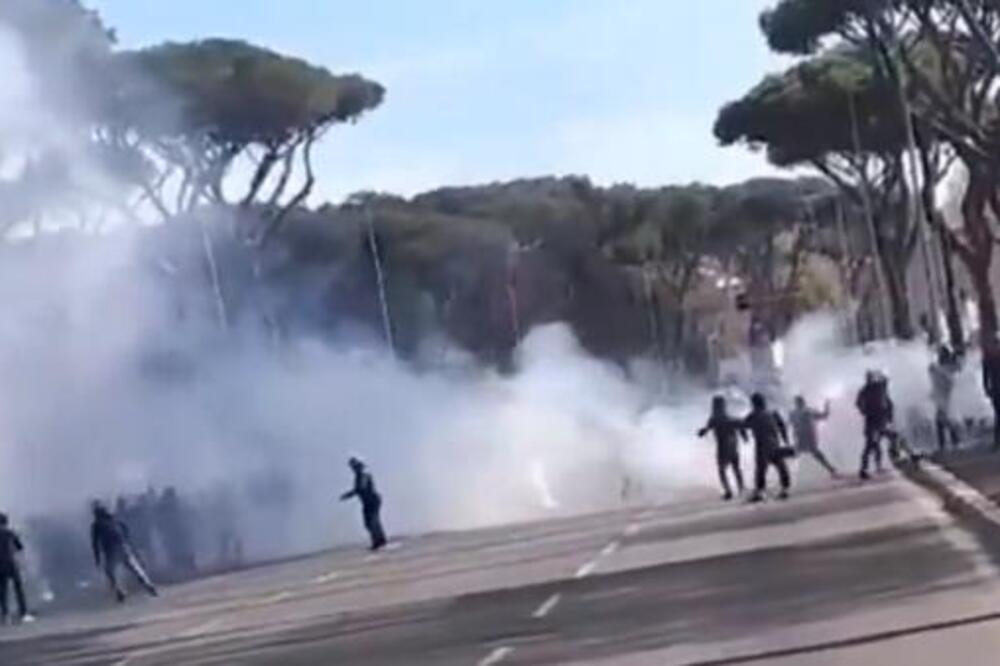 ŽESTOK SUKOB NAVIJAČA ROME I LACIJA PRED GRADSKI DERBI: Rimske ulice kao bojno polje (VIDEO)