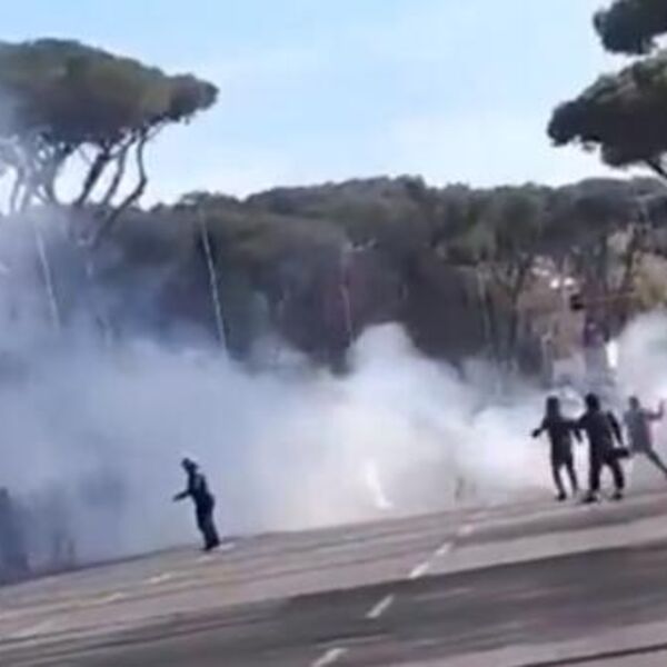 ŽESTOK SUKOB NAVIJAČA ROME I LACIJA PRED GRADSKI DERBI: Rimske ulice kao bojno polje (VIDEO)