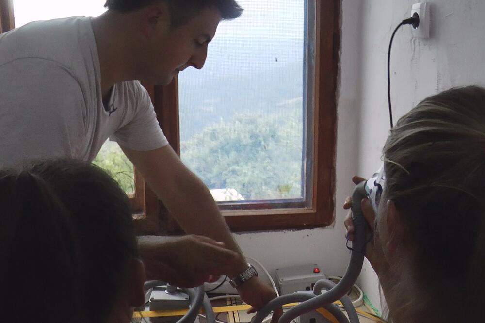 DRAGOJLOVIĆI PRVI POKRENULI OVAJ BIZNIS U REGIONU: Vratili se na dedovinu, pa napravili api-komore (FOTO)