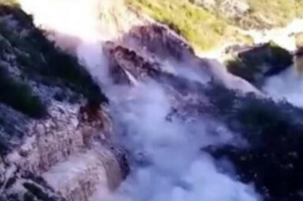 ZADRHTAĆE VAM TELO OD JEZIVOG SNIMKA: Ovo je trenutak odrona kod Mostara, tri automobila UPALA U JEZERO