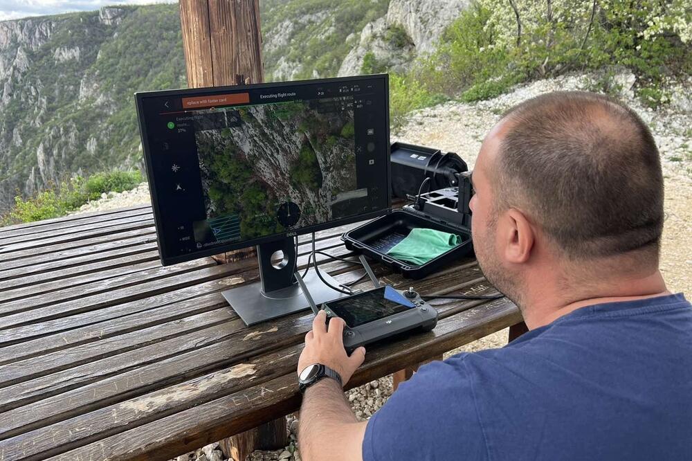 EVO ŠTA OTEŽAVA POTRAGU ZA TELOM MALE DANKE: Policija koristi i dron i termovizijske kamere, ali nema napretka