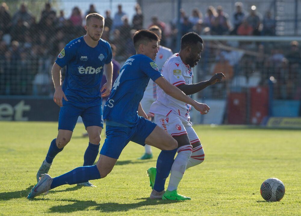 Gelor Kanga (desno) na utakmici Radnika i Crvene zvezde u Surdulici