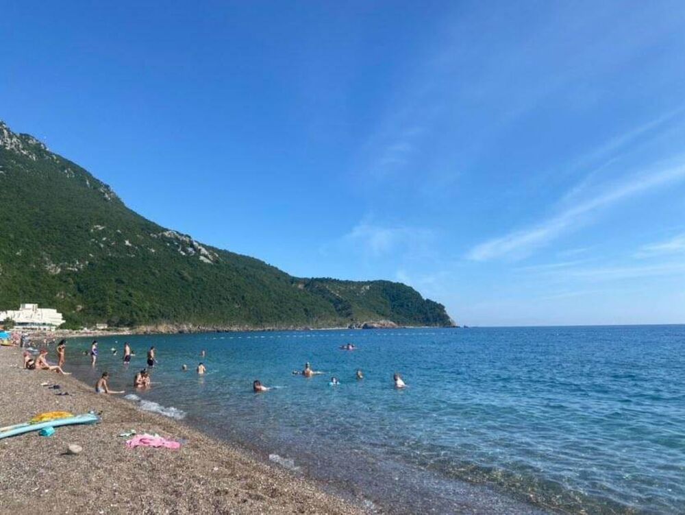 Na kupalištu u Budvi eksplodirala ronilačka boca: Povređeno dete iz Srbije!