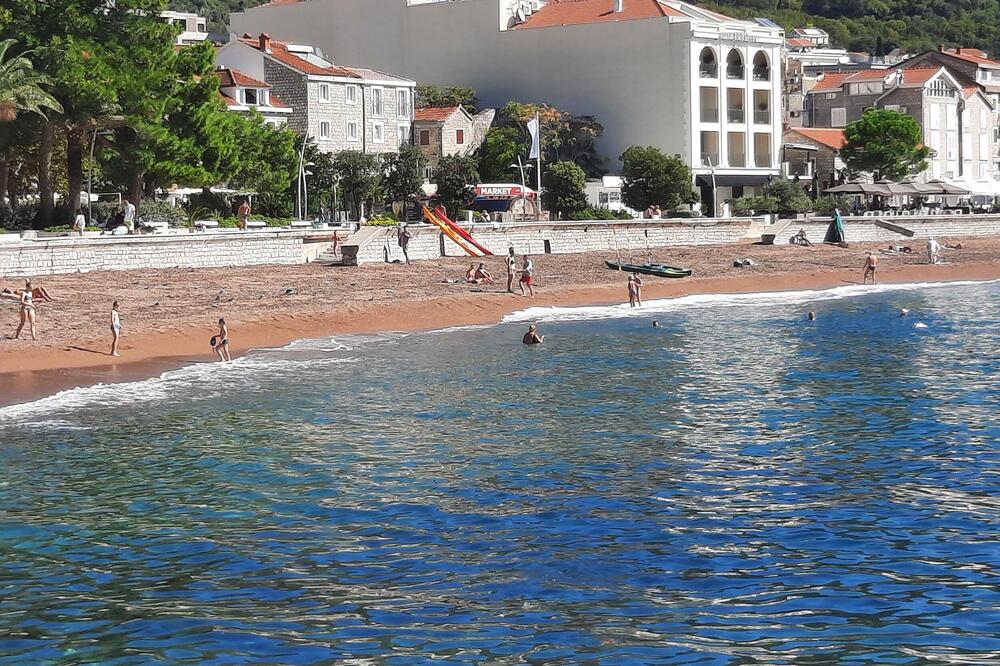 Bojana frapirana cenama u Budvi: Kolač 15 evra, kafa 3, a kad pomisli na ležaljke vrti joj se u glavi (FOTO)