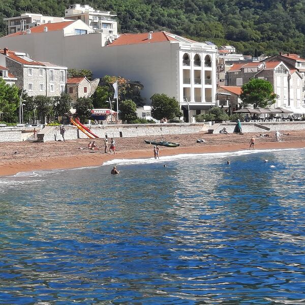 Bojana frapirana cenama u Budvi: Kolač 15 evra, kafa 3, a kad pomisli na ležaljke vrti joj se u glavi (FOTO)