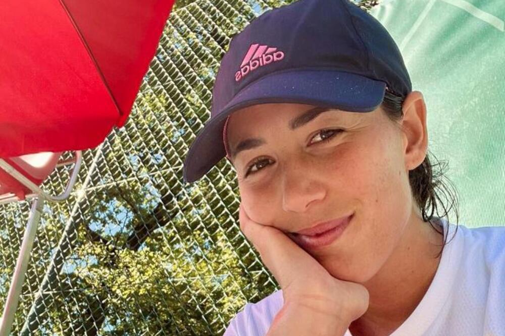 ATRAKTIVNA TENISERKA SE SLIKALA BEZ BRUSA: Vrelim fotografijama zaludela svet (FOTO)