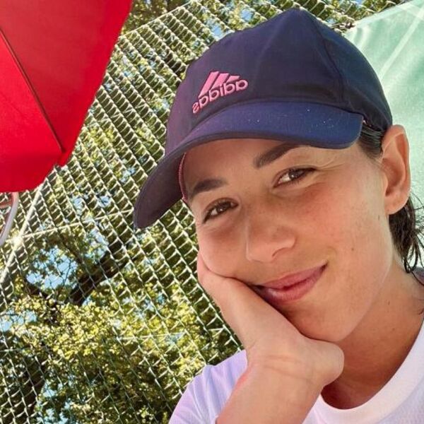 ATRAKTIVNA TENISERKA SE SLIKALA BEZ BRUSA: Vrelim fotografijama zaludela svet (FOTO)