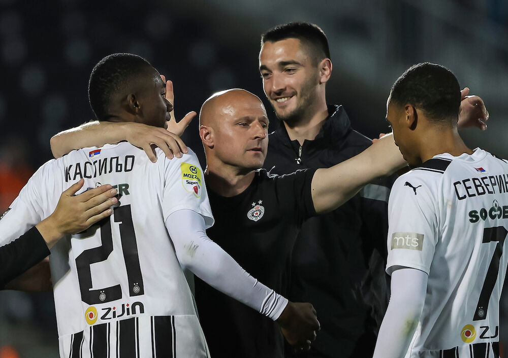 Trener Igor Duljaj slavi sa Denilom Kastiljom i Ksanderom Severinom na utakmici između Partizana i Novog Pazara