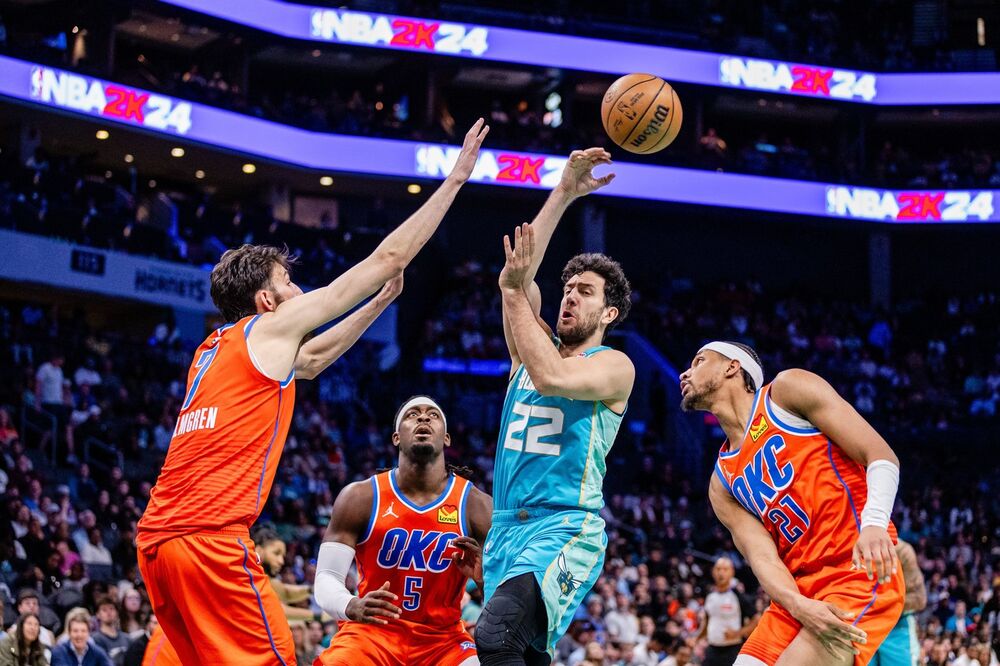 Vasilije Micić u duelu na meču protiv Oklahome gde je Šarlot poražen 