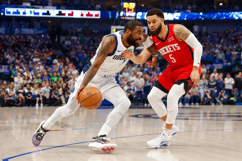 Kajri Irving (levo) na utakmici između Dalasa i Hjustona