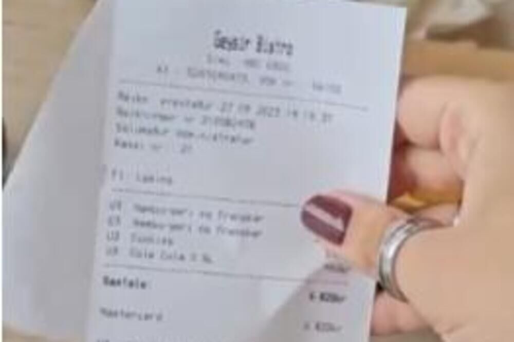 Račun žena drži u ruci