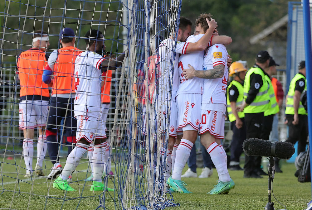Fudbaleri Crvene zvezde slave prvi gol na utakmici protiv Radnika u Surdulici