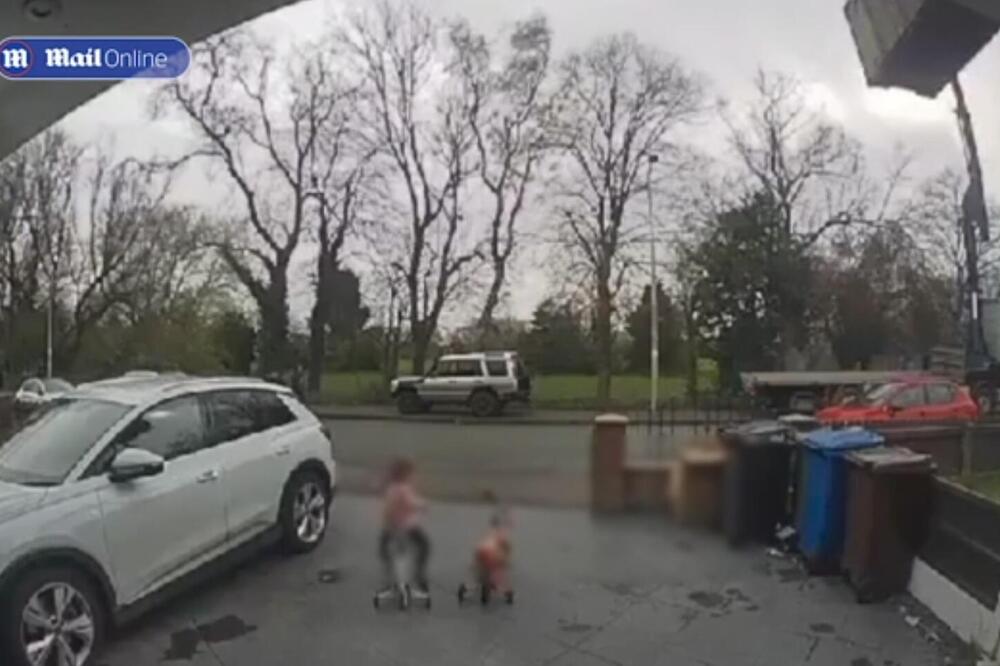 DEVOJČICA VOZILA BICIKL, A ONDA JE KRAN KRENUO DA PADA... Tagedija izbegnuta za dlaku, kamere sve snimile! (VIDEO)