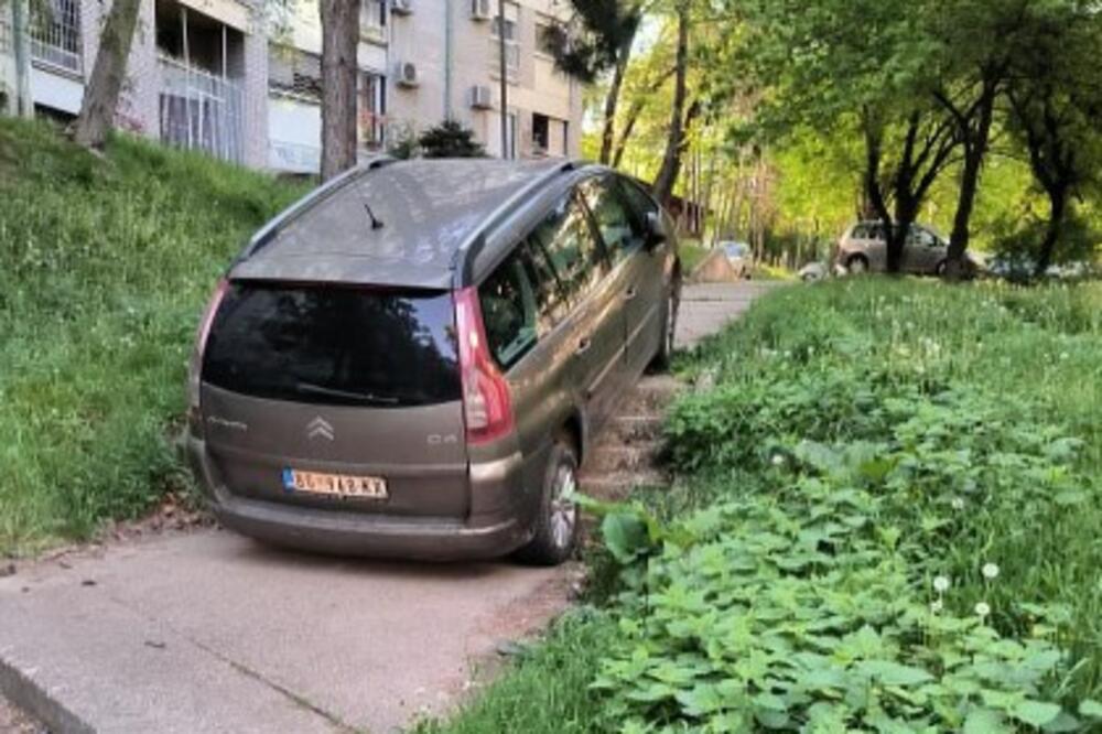 LJUDI PROLAZE I KRSTE SE ZBOG PRIZORA: Kako je vozaču uopšte pošlo za rukom da TU PARKIRA AUTOMOBIL?! (FOTO)