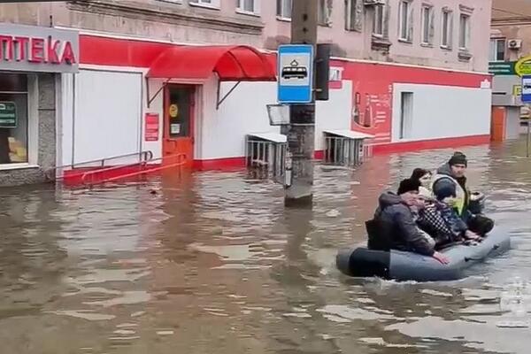 KATAKLIZMA U RUSIJI NAKON PUCANJA BRANE, UPOZORENJA SE SAMO NIŽU! Poplavni talas juri ka velikom gradu (VIDEO)