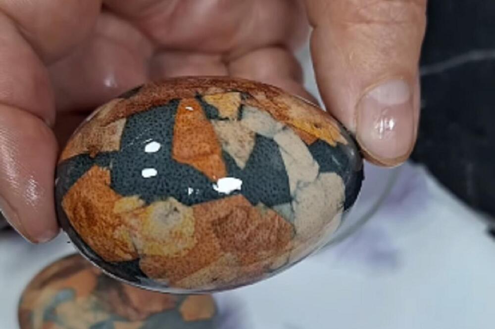 "MOZAIK" METODA ZA FARBANJE JAJA ĆE UČINITI VAŠ USKRS BAJKOVITIM: Svaka PRAVA DOMAĆICA treba da zna ovu tehniku