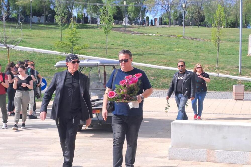 OLIVER MANDIĆ STIGAO NA SAHRANU ROK ZVEZDE: Pevač nije mogao da SAKRIJE TUGU, a evo šta je IMAO U RUCI