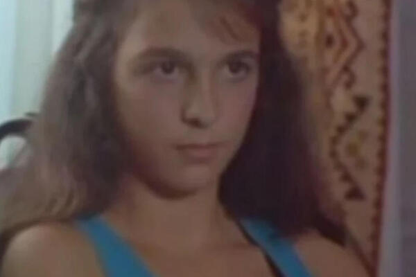 DEVOJČICA SA SLIKE DANAS IMA 54 GODINE! GLUMICA JE KOJU SVI OBOŽAVATE: Evo kako DANAS živi