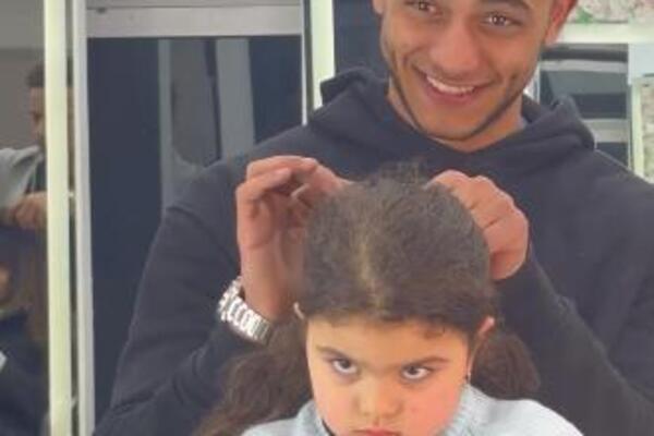 SELA JE NAMRGOĐENA NA STOLICU KOD FRIZERA, A ONDA JU JE "DOHVATIO" POD MAKAZE: Evo kako je reagovala kad je ZAVRŠIO