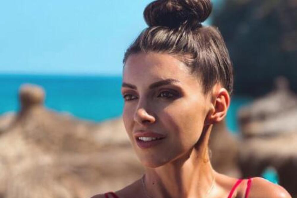 SKINULA SE OMILJENA VODITELJKA SLAGALICE: Muškarci popadali u TRANS, nije realno KOLIKO JE DOBRA