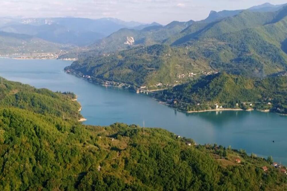 JABLANIČKO JEZERO POPRIMILO ZASTRAŠUJUĆI IZGLED, ŠIRI SE ZABRINUTOST: Na ovo se godinama upozorava! (FOTO)