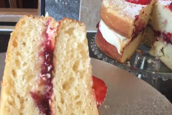 ČUVENA VIKTORIJA TORTA JE IDEALNA U PROLEĆNE DANE: Eksplozija ukusa u samo JEDNOM ZALOGAJU, tera vodu na usta