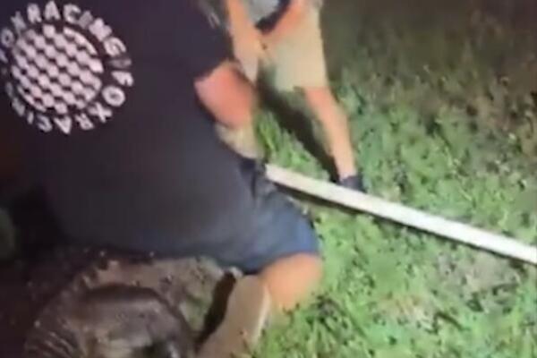 GLEDAJTE KAKO SE NEUSTRAŠIVI DEČAK BORI SA ALIGATOROM: Ovo ni najhrabriji NE BI SMELI, a on nije ni ZASTAO (VIDEO)
