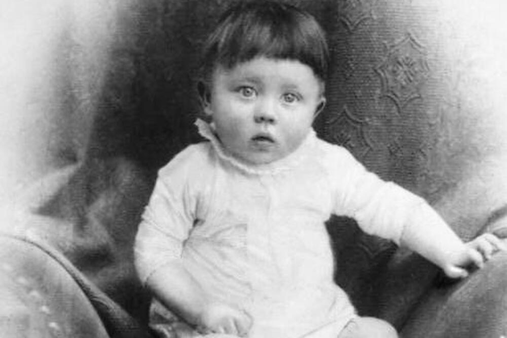 DA LI ZNATE KO JE DETE SA SLIKE? Zaslužan je za smrt preko 10 miliona ljudi, jedan je od najomraženijih u istoriji