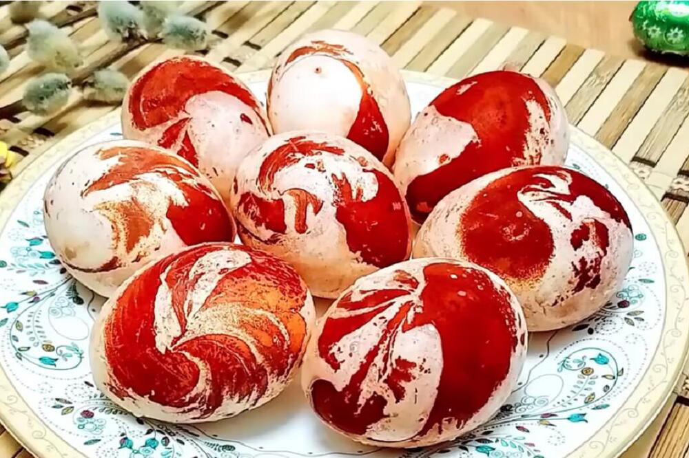 SAMO OVAKO ĆE VAM JAJA BITI PROŠARANA KAO NEKADA NAŠIM BAKAMA: Tajna se KRIJE u kombinovanju LUKOVINE i voska