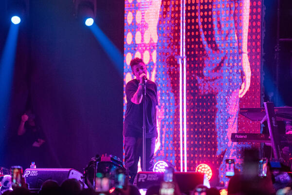 MARIJA ŠERIFOVIĆ SE RASULA NA KOMADE NA KONCERTU: Pevačica publici uputila EMOTIVNE REČI, pa spomenula i sina Maria