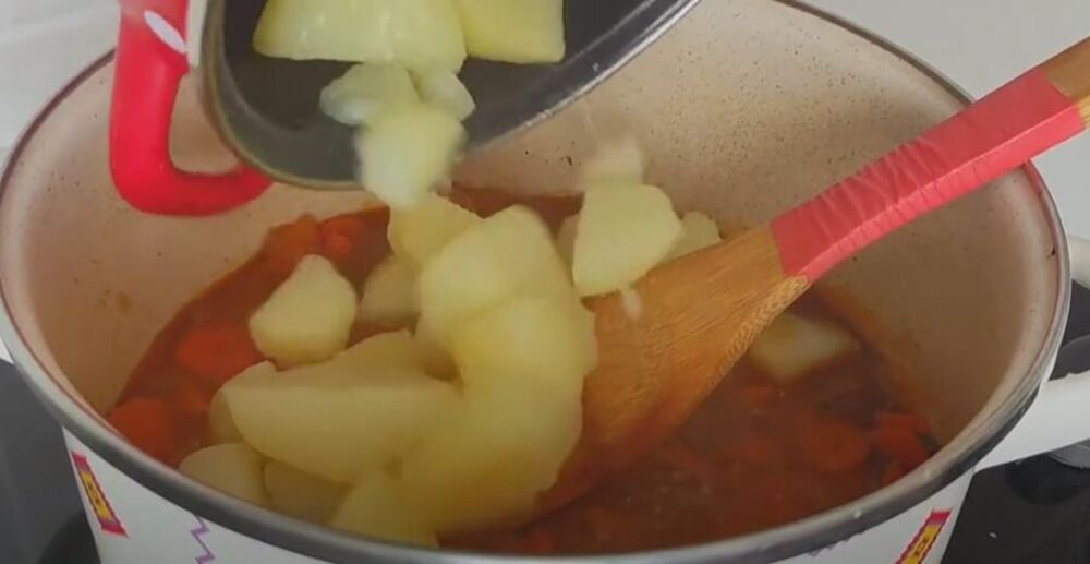 Krompir, šargarepa i crni luk u šerpi