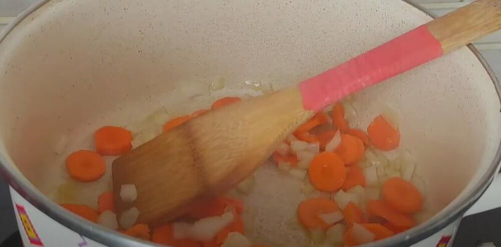 Crni luk i šargarepa za hilandarski paprikaš na vodi