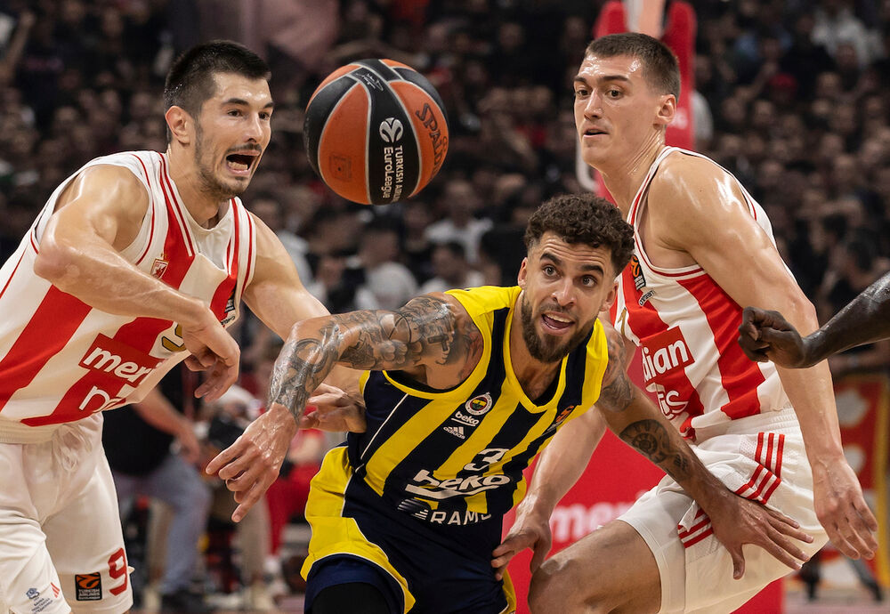 Stefan Lazarević i Luka Mitrović u duelu sa Skotijem Vilbekinom 