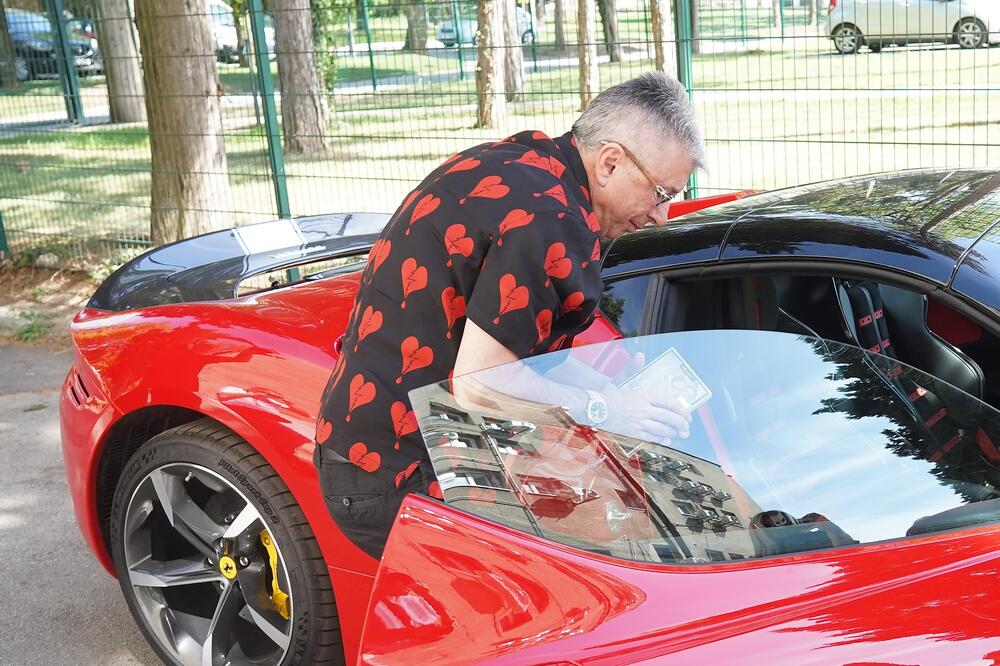 FRAPIRAĆE VAS IZDANJE ESTRADNOG MOĆNIKA: Seo u CRVENU ZVERINU sa sve košuljom sa SRCULENCIMA pa dao GAS, PRAVI CAR