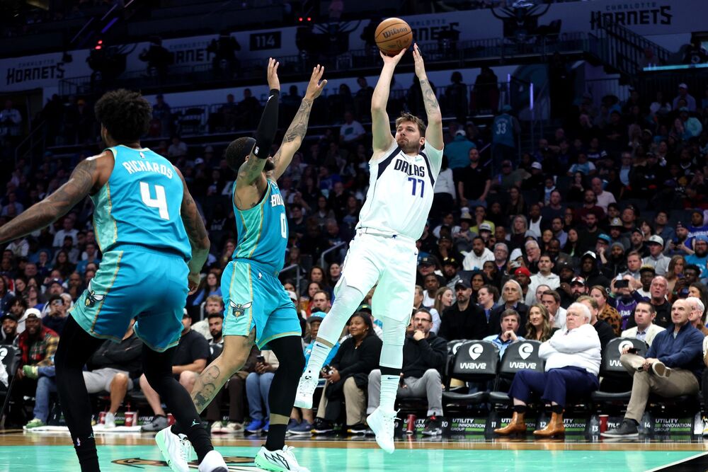 Luka Dončić na utakmici između Šarlota i Dalasa