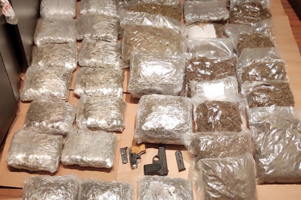 POLICIJSKA AKCIJA U ZEMUNU: Uhapšen muškarac, u stanu mu našli 20 KILOGRAMA DROGE I ORUŽJE (FOTO)(VIDEO)