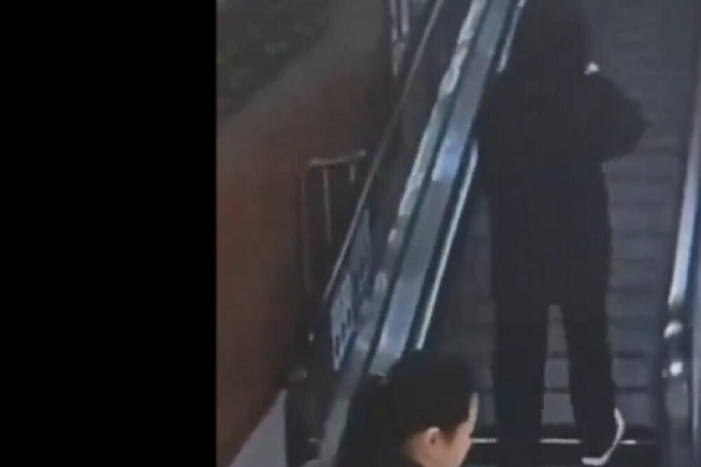ŽENU DOSLOVNO "PROGUTALE" POKRETNE STEPENICE: Kamere zabeležile ovu STRAHOTU, izbegla smrt za dlaku (VIDEO)