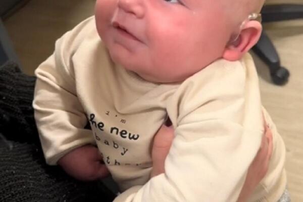 OVAJ SNIMAK JE RASPLAKAO CEO SVET: Reakcija bebe rođene BEZ SLUHA kad je prvi put ČULA svoju mamu (VIDEO)