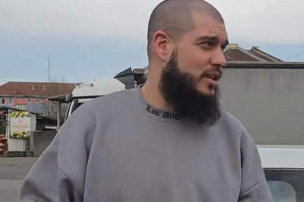 SRBIN KOJI JE PREŠAO U ISLAM REAGOVAO NA KOLONU LJUDI ISPRED HRAMA! Reči odjeknule "Kad snimaš biftek..."