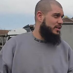 SRBIN KOJI JE PREŠAO U ISLAM REAGOVAO NA KOLONU LJUDI ISPRED HRAMA! Reči odjeknule "Kad snimaš biftek..."