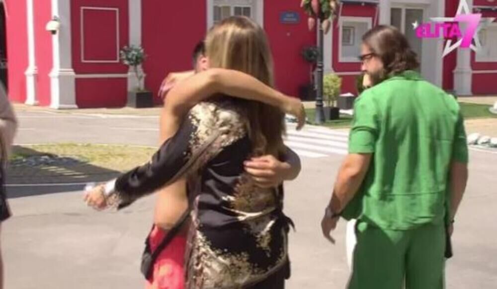 Ukućani joj pohrlili u zagrljaj, a evo ko joj se najviše obradovao 