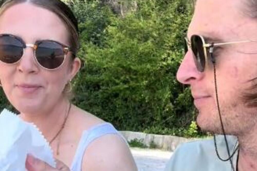 DAO SESTRI DA PROBA BUREK PO PRVI PUT: Njena reakcija POKRENULA LAVINU KOMENTARA, "Nije to burek..."