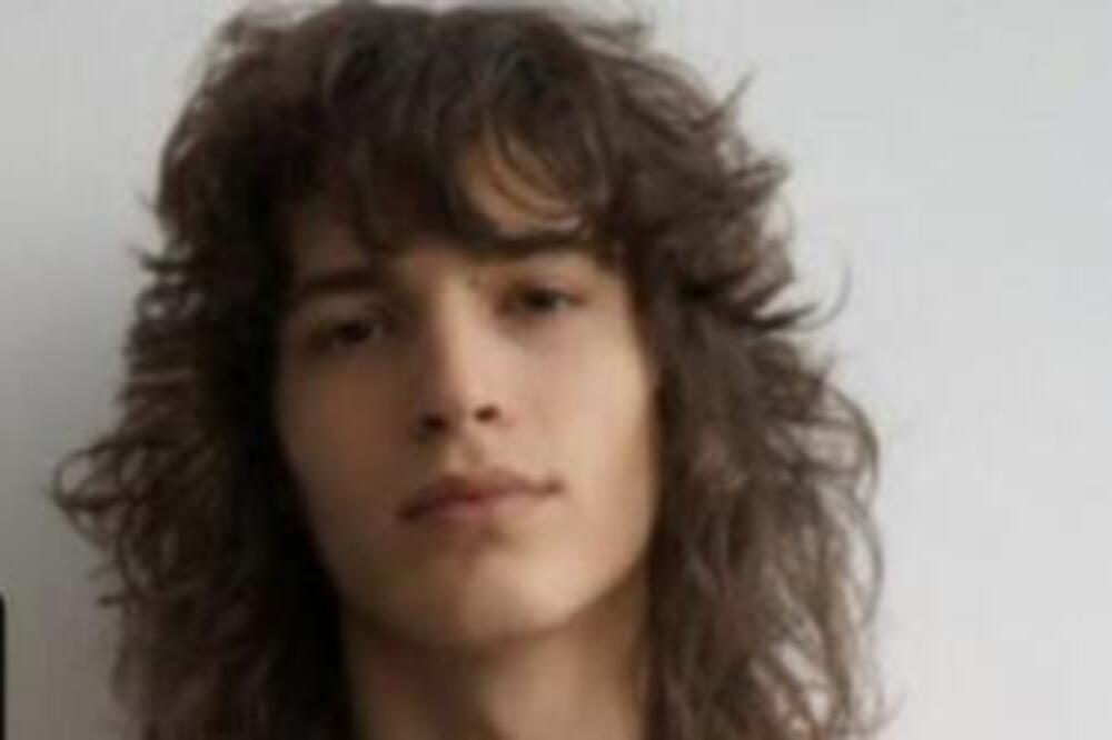 NEMA ŠANSE DA PROVALITE KO JE NA FOTKI! U PITANJU JE PEVAČ ZA KOJIM ŽENE LUDE: Čik pogodite o KOME je reč