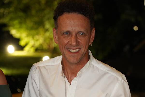 KO BI REKAO DA DŽENAN LONČAREVIĆ IMA OVOLIKO GODINA? Svi su mislili da je MNOGO MLAĐI, ovo će vas ostaviti u čudu