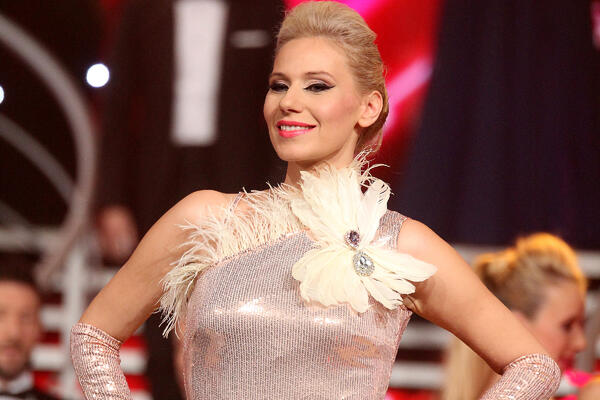 NIJE SE STIDELA DA NAM POKAŽE VITKE NOGE U NIKAD KRAĆOJ HALJINI: Fatalna PLAVUŠA ostavila opet celu zemlju BEZ DAHA