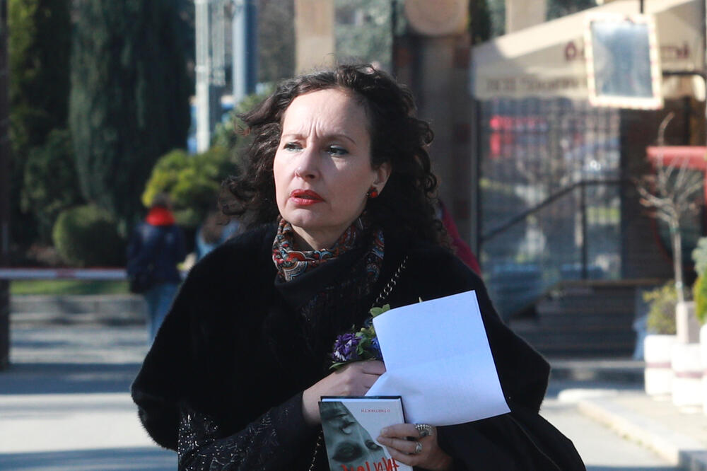 VOLELA JE 11 GODINA MLAĐEG MONAHA I DOBILA JE SINA: Onda joj je TAJNA LJUBAV bio OTAC ovog poznatog PEVAČA