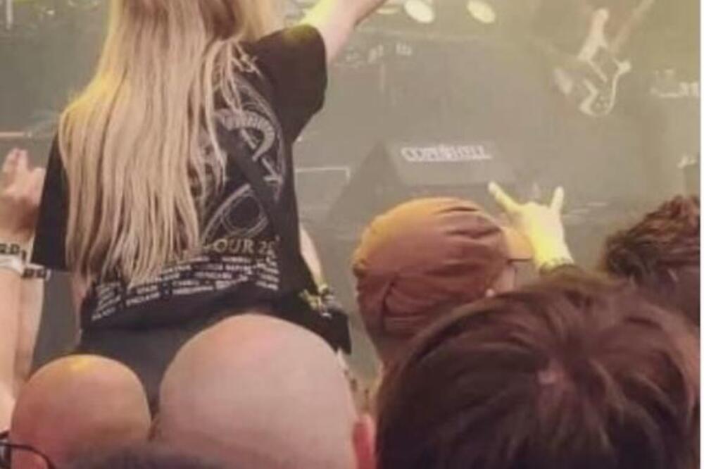 SVI VIDE GOLU ZADNJICU NA OVOJ SLICI, A USTVARI...: Tvrde da su joj TANGE SEVNULE kao munja čim se POPELA na njega